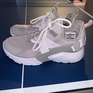 Woman’s Nike Air Huaraches low casual